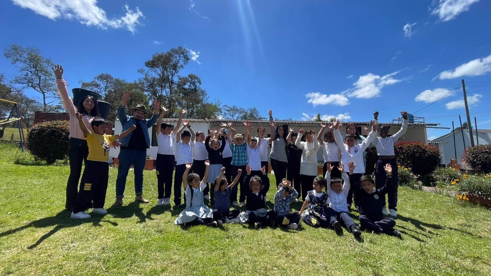 Comunidad educativa del Páramo de Chingaza con el equipo de Ancestral Foundation